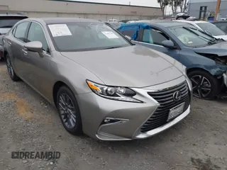 2018 Lexus ES 350 z VIN 58ABK1GG7JU108769, wystawiony jako IAAI lot #42408149 z przebiegiem 17 386 mil mil oraz . Historia ofert i sprzedaży dostępna na DreamBid. Obrazek 1.
