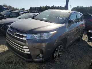 2017 Toyota Highlander LE z VIN 5TDZZRFH1HS217693, wystawiony jako Copart lot #50198455 z przebiegiem 67 912 mil mil oraz Szkoda całkowita • Salvage title. Historia ofert i sprzedaży dostępna na DreamBid. Obrazek 1.