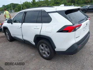 2022 Toyota RAV4 Hybrid XLE z VIN 4T3RWRFV4NU080211, wystawiony jako IAAI lot #42399810 z przebiegiem 101 205 mil mil oraz . Historia ofert i sprzedaży dostępna na DreamBid. Obrazek 3.