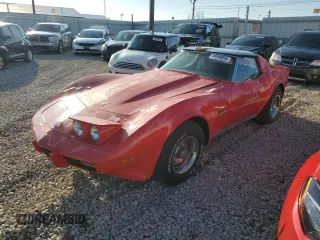 1975 Chevrolet Corvette z VIN 1Z37J5S437729, wystawiony jako Copart lot #44599055 z przebiegiem 9 804 mil mil oraz Czysty tytuł • Clean title. Historia ofert i sprzedaży dostępna na DreamBid. Obrazek 1.