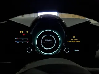 2021 Aston Martin Vantage z VIN SCFSMGBW2MGP05338, wystawiony jako Copart lot #80123274 z przebiegiem Nie podano mil oraz Szkody całkowita. Historia ofert i sprzedaży dostępna na DreamBid. Obrazek 9.