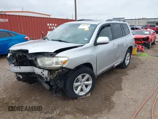 2010 Toyota Highlander SE z VIN 5TDKK3EH5AS008323, wystawiony jako IAAI lot #42092292 z przebiegiem 180 102 mil mil oraz . Historia ofert i sprzedaży dostępna na DreamBid. Obrazek 2.