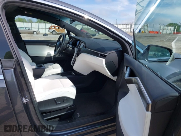 2017 Tesla Model X 90D z VIN 5YJXCBE20HF070235, wystawiony jako IAAI lot #42099344 z przebiegiem 57 686 mil mil oraz . Historia ofert i sprzedaży dostępna na DreamBid. Obrazek 5.