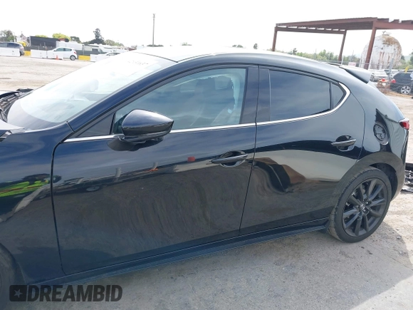 2021 Mazda 3 Premium Plus z VIN JM1BPBNY2M1403797, wystawiony jako IAAI lot #42031637 z przebiegiem Nie podano mil oraz . Historia ofert i sprzedaży dostępna na DreamBid. Obrazek 14.
