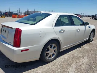 2009 Cadillac STS RWD z VIN 1G6DZ67A290134517, wystawiony jako IAAI lot #42284292 z przebiegiem 153 085 mil mil oraz . Historia ofert i sprzedaży dostępna na DreamBid. Obrazek 4.