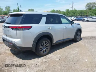 2024 Nissan Pathfinder S z VIN 5N1DR3ACXRC251780, wystawiony jako IAAI lot #42245940 z przebiegiem 7 871 mil mil oraz . Historia ofert i sprzedaży dostępna na DreamBid. Obrazek 4.