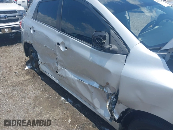2009 Toyota Matrix z VIN 2T1KU40E89C100754, wystawiony jako IAAI lot #42255027 z przebiegiem 123 769 mil mil oraz . Historia ofert i sprzedaży dostępna na DreamBid. Obrazek 6.