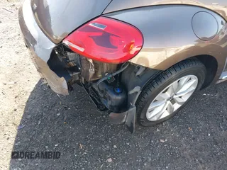 2015 Volkswagen Beetle z VIN 3VW5A7AT8FM818972, wystawiony jako IAAI lot #41966746 z przebiegiem 144 699 mil mil oraz . Historia ofert i sprzedaży dostępna na DreamBid. Obrazek 17.