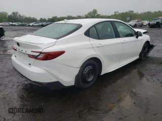 2025 Toyota Camry LE z VIN 4T1DAACK4SU061120, wystawiony jako Copart lot #55996285 z przebiegiem 5025 mil mil oraz Szkoda całkowita • Salvage title. Historia ofert i sprzedaży dostępna na DreamBid. Obrazek 3.