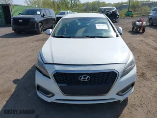 2017 Hyundai Sonata Hybrid SE with VIN KMHE24L1XHA058355, listed as a IAAI auction lot 42114412 with 245,282 mi miles. Bid and sale history available at carsss.com. Image 12.