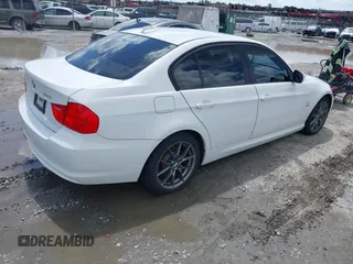 2011 BMW 3 Series 328i xDrive z VIN WBAPK5G57BNN81345, wystawiony jako IAAI lot #42756670 z przebiegiem 170 976 mil mil oraz . Historia ofert i sprzedaży dostępna na DreamBid. Obrazek 4.