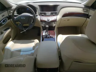 2016 Infiniti Q70 z VIN JN1BY1PP6GM631254, wystawiony jako Copart lot #56377425 z przebiegiem 109 061 mil mil oraz Szkoda całkowita • Salvage title. Historia ofert i sprzedaży dostępna na DreamBid. Obrazek 8.