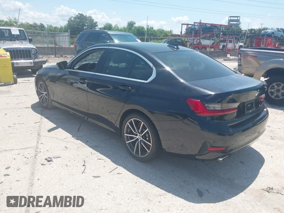 2019 BMW 3 Series 330i z VIN WBA5R1C5XKAK12214, wystawiony jako IAAI lot #42600090 z przebiegiem Nie podano mil oraz . Historia ofert i sprzedaży dostępna na DreamBid. Obrazek 3.