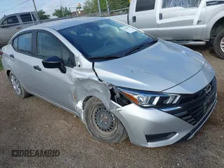 2023 Nissan Versa S z VIN 3N1CN8DV1PL828724, wystawiony jako IAAI lot #42418272 z przebiegiem 26 153 mil mil oraz . Historia ofert i sprzedaży dostępna na DreamBid. Obrazek 1.