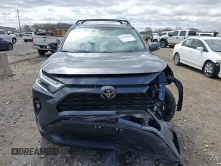 2025 Toyota RAV4 XLE Premium z VIN 2T3A1RFV2SC494497, wystawiony jako IAAI lot #42028044 z przebiegiem 7 773 mil mil oraz . Historia ofert i sprzedaży dostępna na DreamBid. Obrazek 12.