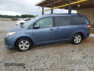 2014 Toyota Sienna LE AAS z VIN 5TDKK3DC4ES463451, wystawiony jako Copart lot #55642825 z przebiegiem 214 528 mil mil oraz Szkody całkowita. Historia ofert i sprzedaży dostępna na DreamBid. Obrazek 1.