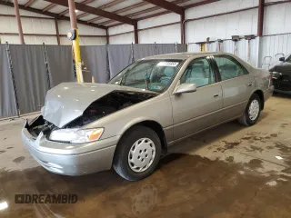 1997 Toyota Camry LE z VIN JT2BG22K8V0082736, wystawiony jako Copart lot #58735955 z przebiegiem 54 699 mil mil oraz Szkoda całkowita • Salvage title. Historia ofert i sprzedaży dostępna na DreamBid. Obrazek 1.
