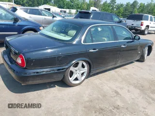 2007 Jaguar XJ Vanden Plas z VIN SAJWA82B87SH13560, wystawiony jako IAAI lot #42502145 z przebiegiem 211 075 mil mil oraz . Historia ofert i sprzedaży dostępna na DreamBid. Obrazek 4.