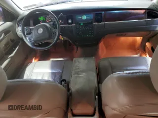 2004 Lincoln Town Car Signature z VIN 1LNHM81W54Y612626, wystawiony jako Copart lot #58399055 z przebiegiem 96 853 mil mil oraz Szkoda całkowita • Salvage title. Historia ofert i sprzedaży dostępna na DreamBid. Obrazek 8.