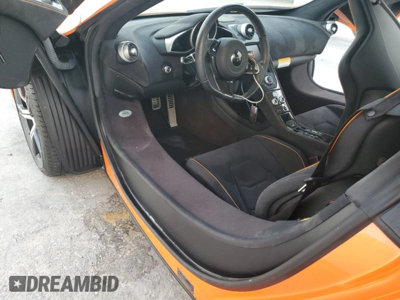 2016 McLaren 650S z VIN SBM11FAA8GW005859, wystawiony jako Copart lot #83104094 z przebiegiem Nie podano mil oraz Nie do naprawy. Historia ofert i sprzedaży dostępna na DreamBid. Obrazek 8.