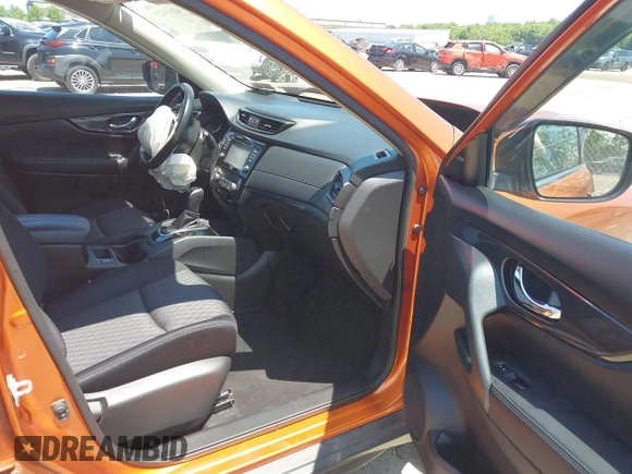 2017 Nissan Rogue S z VIN JN8AT2MVXHW021187, wystawiony jako IAAI lot #42645423 z przebiegiem 78 128 mil mil oraz . Historia ofert i sprzedaży dostępna na DreamBid. Obrazek 5.