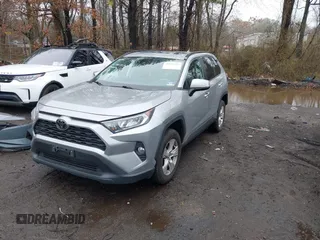 2019 Toyota RAV4 XLE z VIN 2T3P1RFV2KC002870, wystawiony jako IAAI lot #41941103 z przebiegiem 74 863 mil mil oraz . Historia ofert i sprzedaży dostępna na DreamBid. Obrazek 2.