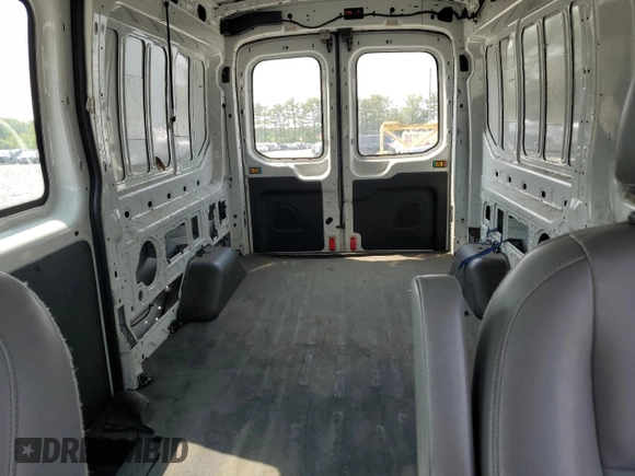 2015 Ford Transit Cargo z VIN 1FTNR2CM2FKA11665, wystawiony jako Copart lot #59688815 z przebiegiem 80 355 mil mil oraz Czysty tytuł • Clean title. Historia ofert i sprzedaży dostępna na DreamBid. Obrazek 10.