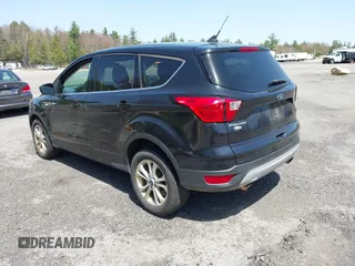 2019 Ford Escape SE z VIN 1FMCU9GD4KUA83745, wystawiony jako IAAI lot #42148855 z przebiegiem 101 592 mil mil oraz . Historia ofert i sprzedaży dostępna na DreamBid. Obrazek 3.