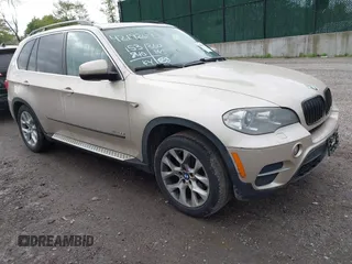 2013 BMW X5 xDrive35i z VIN 5UXZV4C58DL993516, wystawiony jako IAAI lot #42192619 z przebiegiem 153 840 mil mil oraz . Historia ofert i sprzedaży dostępna na DreamBid. Obrazek 1.