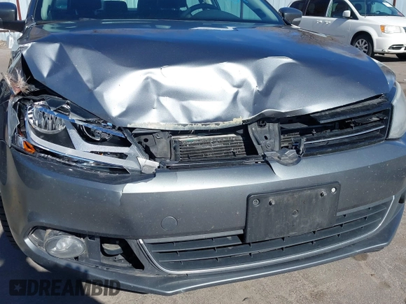 2012 Volkswagen Jetta TDI w/Premium & Nav z VIN 3VWLL7AJ5CM361646, wystawiony jako IAAI lot #41856672 z przebiegiem 190 292 mil mil oraz . Historia ofert i sprzedaży dostępna na DreamBid. Obrazek 6.