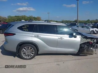 2025 Toyota Highlander Hybrid Platinum z VIN 5TDEBRCH0SS651408, wystawiony jako IAAI lot #41750433 z przebiegiem 6 705 mil mil oraz . Historia ofert i sprzedaży dostępna na DreamBid. Obrazek 14.