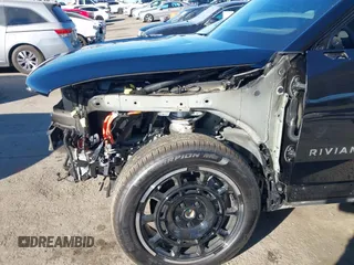 2025 Rivian R1S Adventure z VIN 7PDSGBBA4SN047584, wystawiony jako IAAI lot #41372645 z przebiegiem 501 mil mil oraz . Historia ofert i sprzedaży dostępna na DreamBid. Obrazek 20.