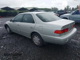 2000 Toyota Camry CE z VIN 4T1BG22KXYU690984, wystawiony jako IAAI lot #42222118 z przebiegiem 292 017 mil mil oraz . Historia ofert i sprzedaży dostępna na DreamBid. Obrazek 3.