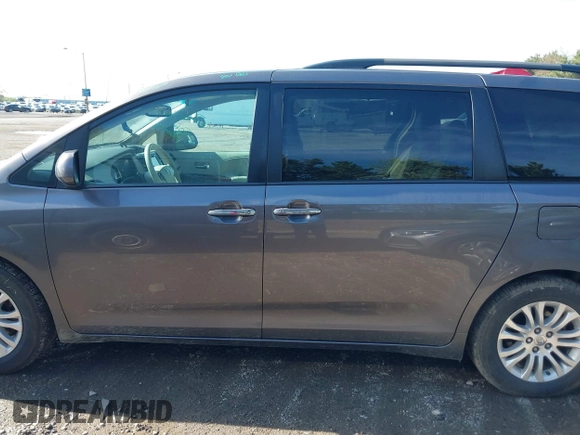 2014 Toyota Sienna XLE z VIN 5TDYK3DC4ES493852, wystawiony jako IAAI lot #42096495 z przebiegiem 145 943 mil mil oraz . Historia ofert i sprzedaży dostępna na DreamBid. Obrazek 14.
