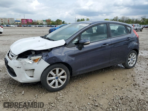 2013 Ford Fiesta SE z VIN 3FADP4EJ8DM146676, wystawiony jako Copart lot #55565485 z przebiegiem 168 801 mil mil oraz Szkoda całkowita • Salvage title. Historia ofert i sprzedaży dostępna na DreamBid. Obrazek 1.