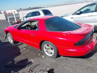 1997 Pontiac Firebird Trans Am z VIN 2G2FV22P8V2208008, wystawiony jako IAAI lot #42193832 z przebiegiem Nie podano mil oraz . Historia ofert i sprzedaży dostępna na DreamBid. Obrazek 3.