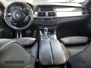 2013 BMW X6 xDrive50i z VIN 5UXFG8C5XDL591761, wystawiony jako Copart lot #54182645 z przebiegiem 117 250 mil mil oraz Szkoda całkowita • Salvage title. Historia ofert i sprzedaży dostępna na DreamBid. Obrazek 8.