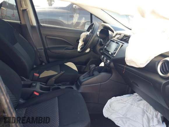 2023 Nissan Versa S z VIN 3N1CN8DV4PL871910, wystawiony jako IAAI lot #41993475 z przebiegiem 8 405 mil mil oraz . Historia ofert i sprzedaży dostępna na DreamBid. Obrazek 5.