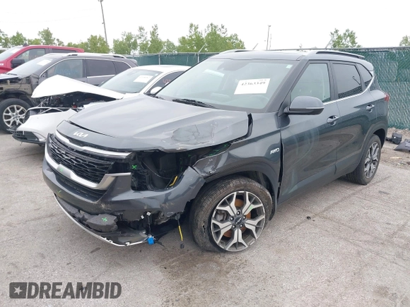 2022 Kia Seltos EX z VIN KNDERCAA3N7237293, wystawiony jako IAAI lot #42363349 z przebiegiem 45 857 mil mil oraz . Historia ofert i sprzedaży dostępna na DreamBid. Obrazek 2.