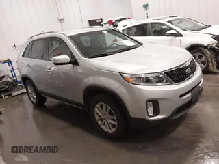 2014 Kia Sorento LX z VIN 5XYKTCA63EG524362, wystawiony jako IAAI lot #42264712 z przebiegiem 99 450 mil mil oraz . Historia ofert i sprzedaży dostępna na DreamBid. Obrazek 1.