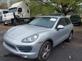 2012 Porsche Cayenne S Hybrid z VIN WP1AE2A2XCLA90082, wystawiony jako IAAI lot #41960714 z przebiegiem 139 081 mil mil oraz . Historia ofert i sprzedaży dostępna na DreamBid. Obrazek 2.