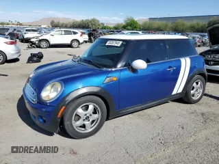 2009 MINI Hardtop z VIN WMWMF33539TW72829, wystawiony jako Copart lot #55307945 z przebiegiem 136 288 mil mil oraz Szkody całkowita. Historia ofert i sprzedaży dostępna na DreamBid. Obrazek 1.