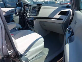 2013 Toyota Sienna LE AAS z VIN 5TDKK3DCXDS328201, wystawiony jako IAAI lot #42773579 z przebiegiem 106 890 mil mil oraz . Historia ofert i sprzedaży dostępna na DreamBid. Obrazek 5.