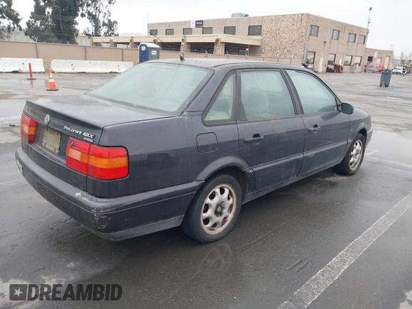 1996 Volkswagen Passat z VIN WVWEE83A6TE157789, wystawiony jako IAAI lot #41798846 z przebiegiem 141 130 mil mil oraz . Historia ofert i sprzedaży dostępna na DreamBid. Obrazek 4.