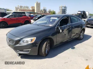 2014 Volvo S60 T5 z VIN YV1612FH5E1292577, wystawiony jako Copart lot #52554005 z przebiegiem 84 361 mil mil oraz Szkoda całkowita • Salvage title. Historia ofert i sprzedaży dostępna na DreamBid. Obrazek 1.