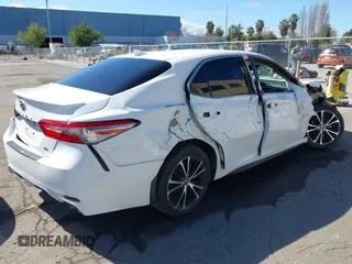2018 Toyota Camry LE z VIN 4T1B11HKXJU146770, wystawiony jako IAAI lot #41708233 z przebiegiem 106 172 mil mil oraz . Historia ofert i sprzedaży dostępna na DreamBid. Obrazek 4.