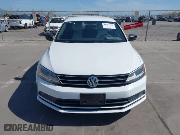 2015 Volkswagen Jetta SE z VIN 3VWD17AJ8FM427248, wystawiony jako IAAI lot #41982151 z przebiegiem 56 526 mil mil oraz . Historia ofert i sprzedaży dostępna na DreamBid. Obrazek 12.
