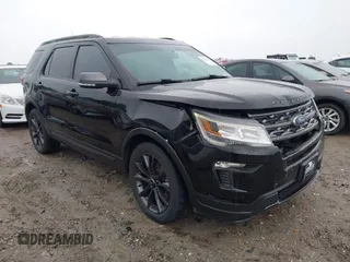2018 Ford Explorer XLT z VIN 1FM5K7D87JGA56109, wystawiony jako IAAI lot #42423403 z przebiegiem 80 082 mil mil oraz . Historia ofert i sprzedaży dostępna na DreamBid. Obrazek 1.