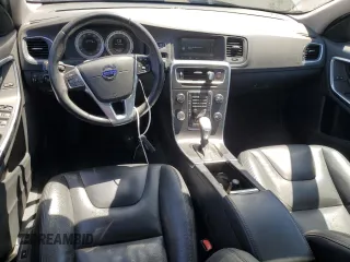 2013 Volvo S60 T5 Premier z VIN YV1612FS3D1220500, wystawiony jako Copart lot #59050505 z przebiegiem 116 584 mil mil oraz Czysty tytuł • Clean title. Historia ofert i sprzedaży dostępna na DreamBid. Obrazek 8.