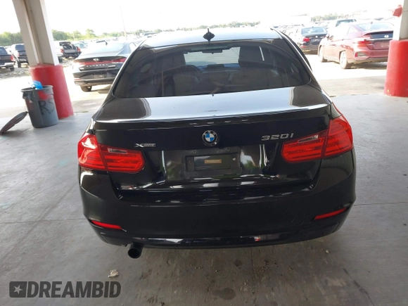 2013 BMW 3 Series 320i xDrive z VIN WBA3C3C56DF982906, wystawiony jako IAAI lot #42395925 z przebiegiem 117 880 mil mil oraz . Historia ofert i sprzedaży dostępna na DreamBid. Obrazek 16.